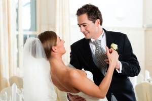 Ein Hochzeitspaar während ihres Hochzeitstanzes