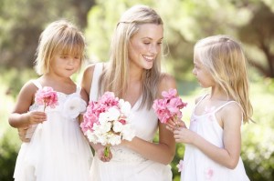 Braut mit Blumenkindern
