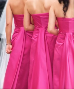 Brautjungfern in pinken Kleidern