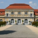 Frontalansicht der Orangerie Berlin lang