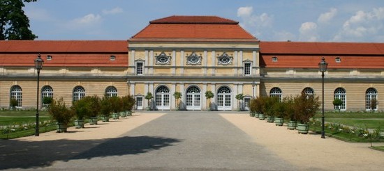 Frontalansicht der Orangerie Berlin lang