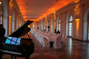 Hochzeitslocation Orangerie in Berlin mit langer Tafel