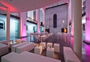 Hochzeitslocation Umweltforum in Berlin mit Lounge Bestuhlung