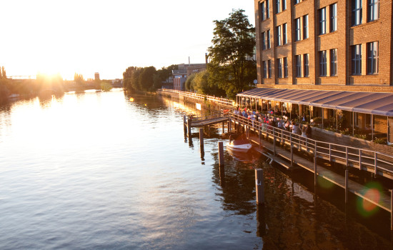 white spreelounge an der spree
