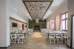 alte boerse marzahn hochzeit alte kantine weisse stuehle bei tag
