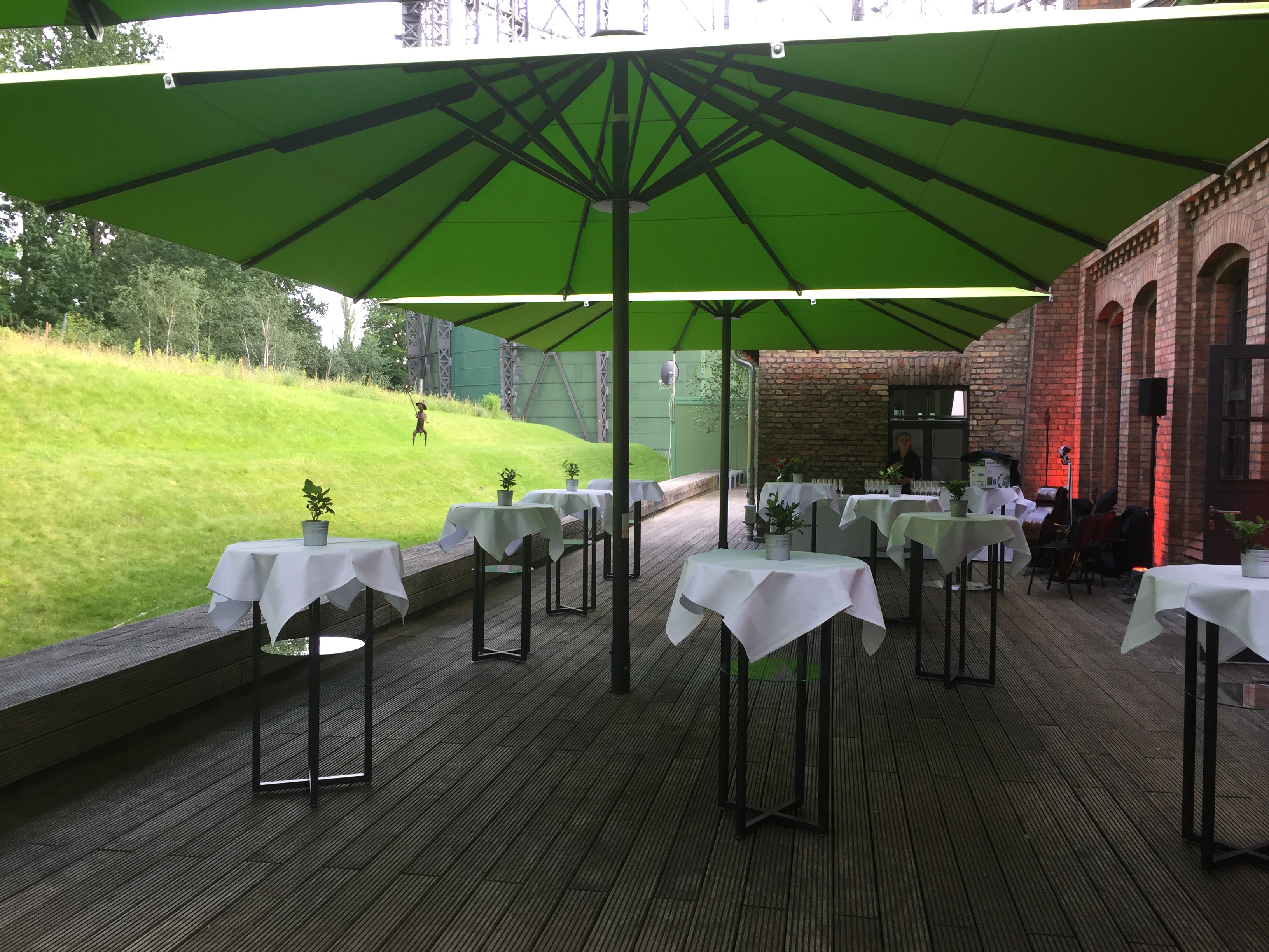 terrasse-mit-stehtischen - Hochzeitslocations Berlin