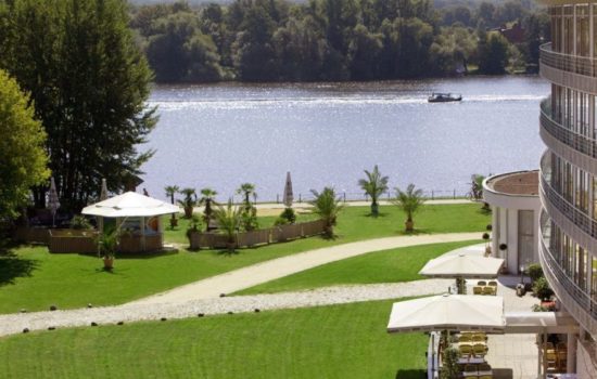 Grünfläche und Wasser am Hotel am Havelufer Potsdam